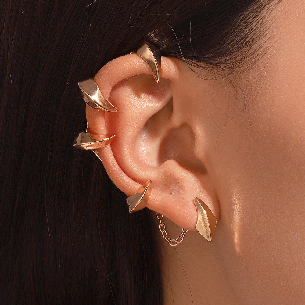 Gothic style devil claw ear hooks, punk style, dark alloy ear cartilage clips, Instagram style ear clips, no ear piercings, high-end feel.