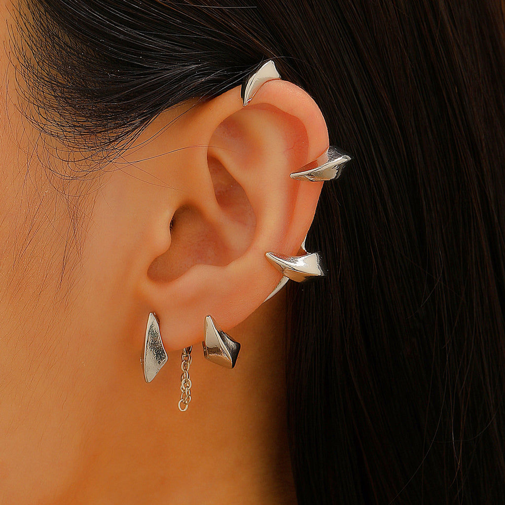 Gothic style devil claw ear hooks, punk style, dark alloy ear cartilage clips, Instagram style ear clips, no ear piercings, high-end feel.