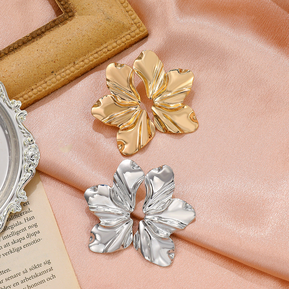 Retro-style exaggerated gold flower stud earrings, simple and elegant matte irregular petal earrings, alloy earrings for women.