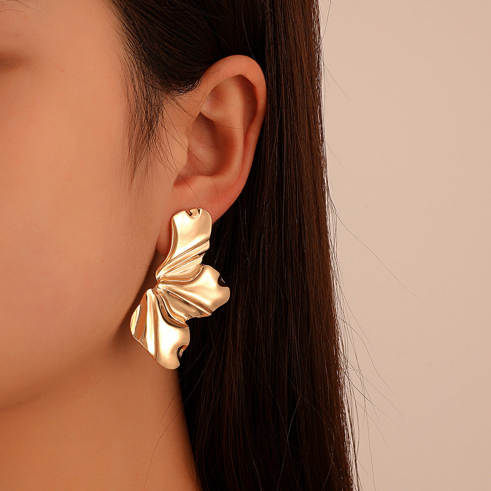 Retro-style exaggerated gold flower stud earrings, simple and elegant matte irregular petal earrings, alloy earrings for women.