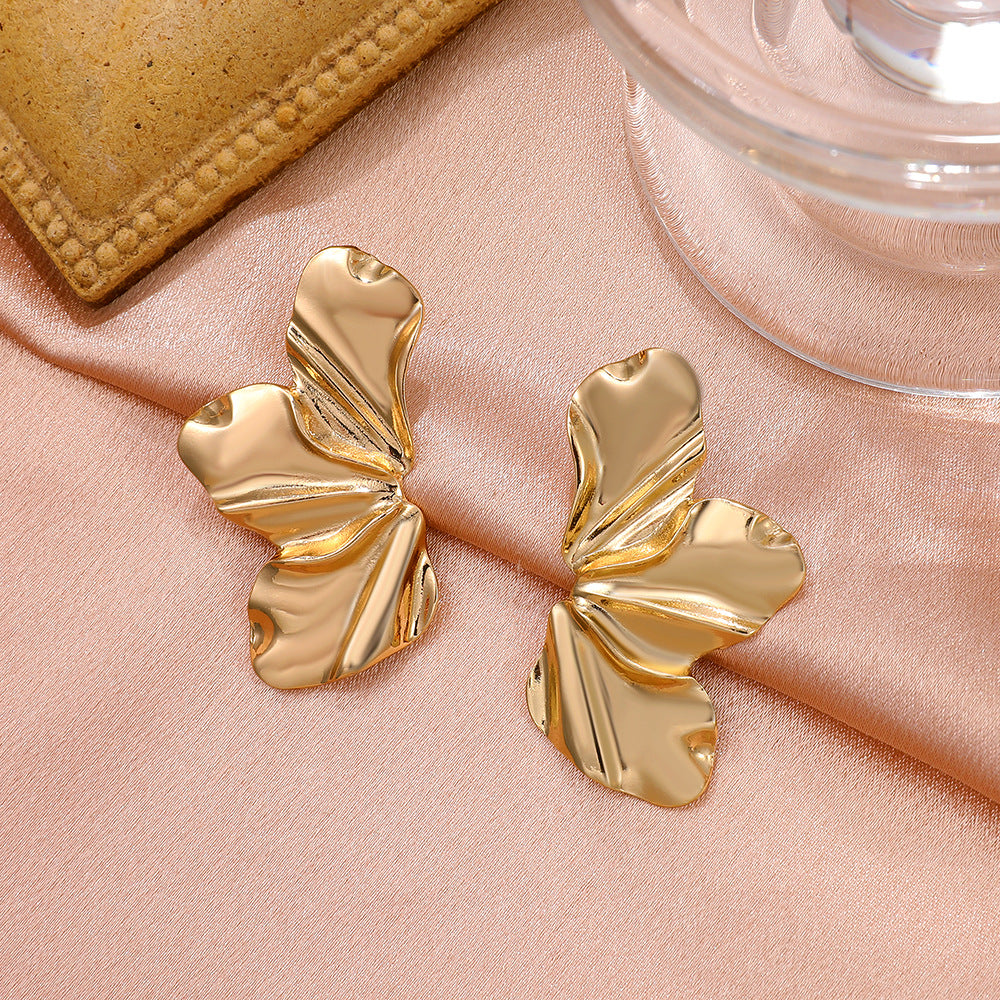 Retro-style exaggerated gold flower stud earrings, simple and elegant matte irregular petal earrings, alloy earrings for women.